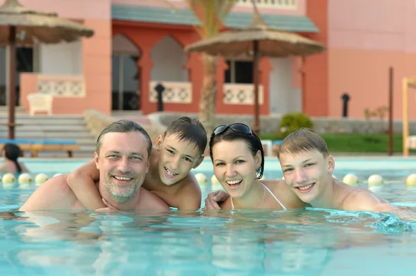 Семья развлекается в бассейне — стоковое фото