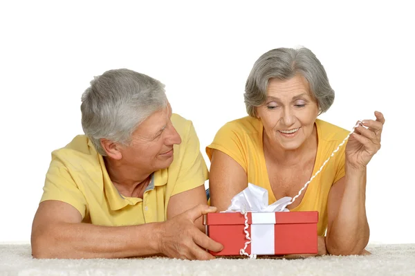 Счастливая пожилая пара с подарком — стоковое фото