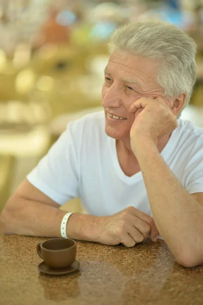 Homem com xícara de café — Fotografia de Stock