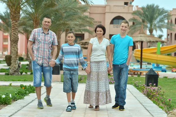 Familie in tropische resort. — Stockfoto