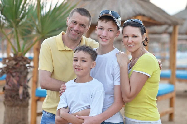 Семья на тропическом курорте . — стоковое фото