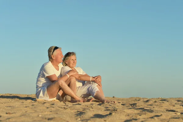 Parejas maduras en la playa —  Fotos de Stock