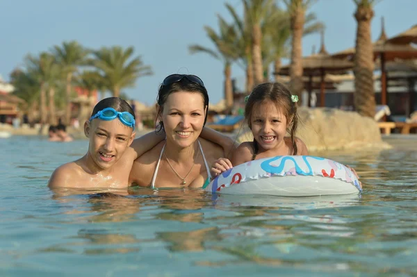 Famille s'amuser dans la piscine — Photo