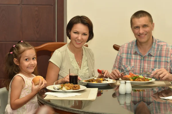 Lycklig familj vid bordet — Stockfoto