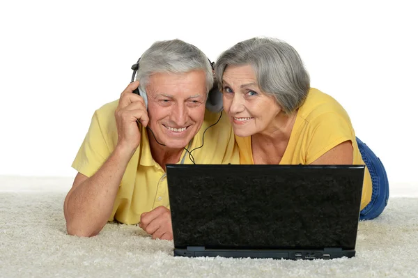 Couple mature avec ordinateur portable — Photo