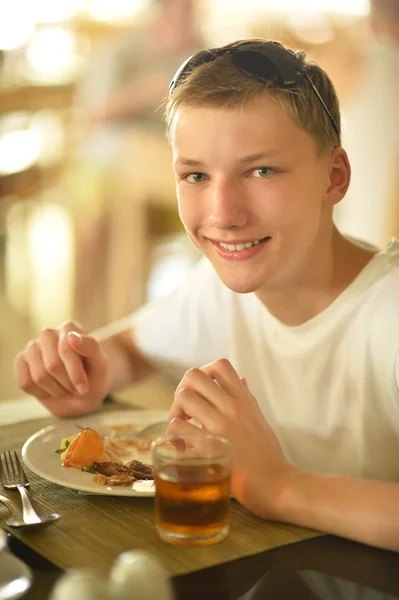 Niño feliz en el desayuno — Foto de Stock