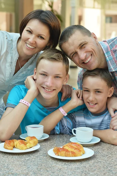 Familia feliz en el desayuno — Foto de Stock