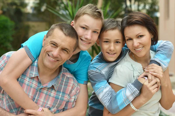 Familjen på tropical resort. — Stockfoto