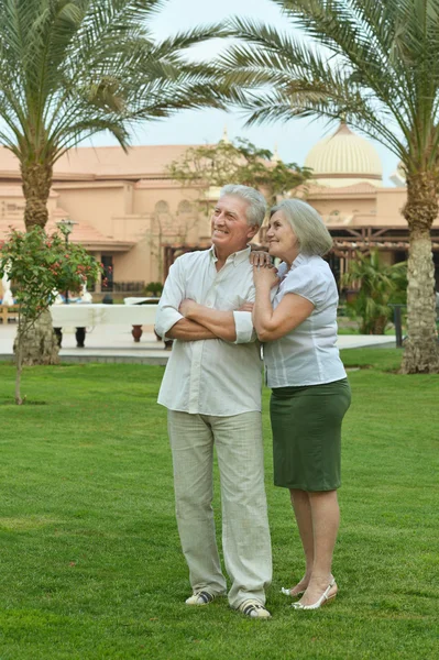 Couple sénior au jardin de l'hôtel tropique — Photo