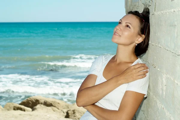 Woman on the sea shore — Stock Photo, Image