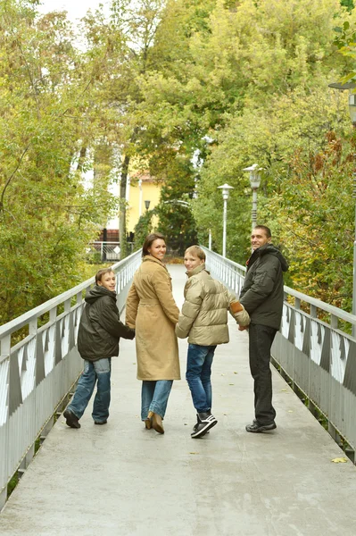 Familjen avkopplande i höst park — Stockfoto