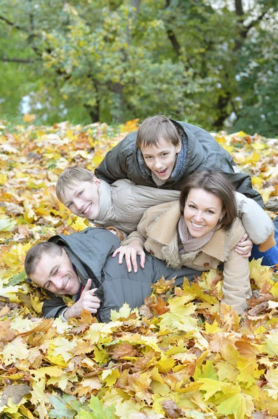 Familia relajante en el parque de otoño —  Fotos de Stock