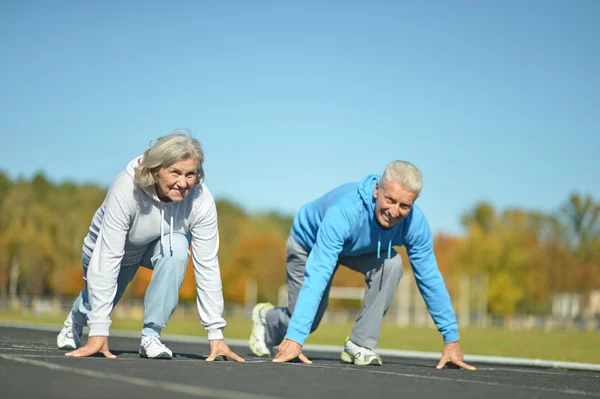 Sportliches älteres Ehepaar — Stockfoto