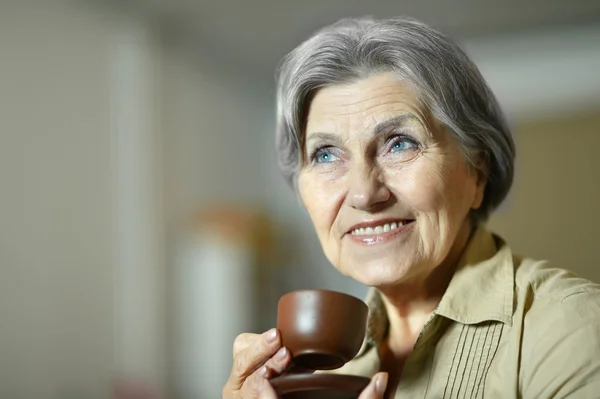 Donna anziana con tazza di caffè — Foto Stock