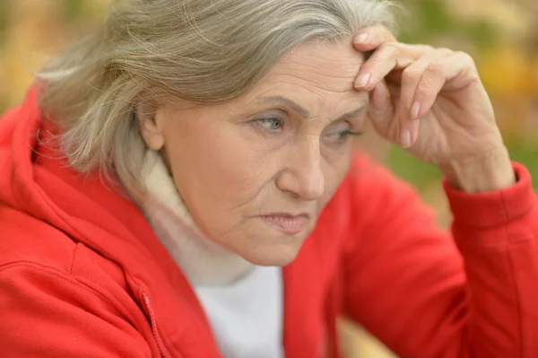 Güzel üzgün yaşlı kadın — Stok fotoğraf