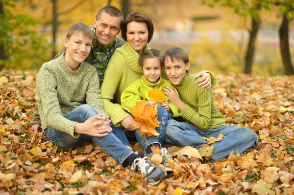 Familie ontspannen in herfst park — Stockfoto