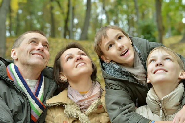 Familia relajante en el parque de otoño — Foto de Stock