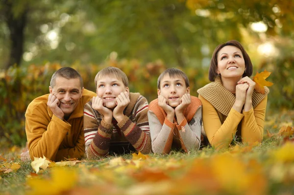 Família relaxante no parque de outono — Fotografia de Stock