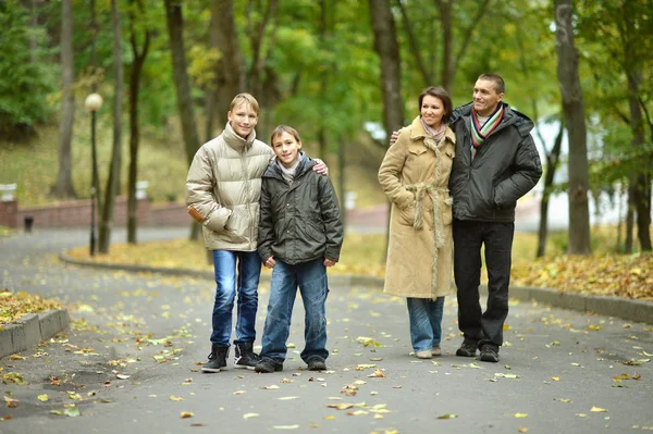 Família relaxante no parque de outono — Fotografia de Stock