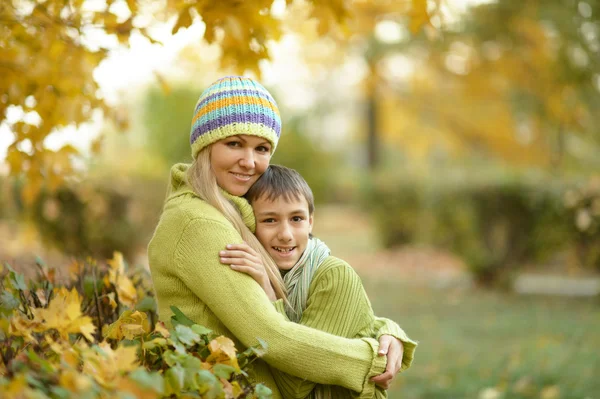 Madre con ragazzo nel parco autunnale — Foto Stock