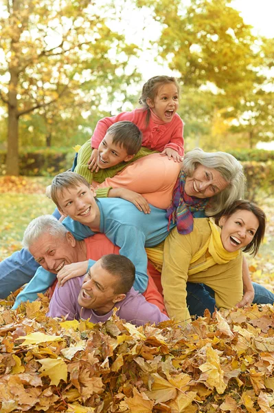 Familjen avkopplande i höst park — Stockfoto