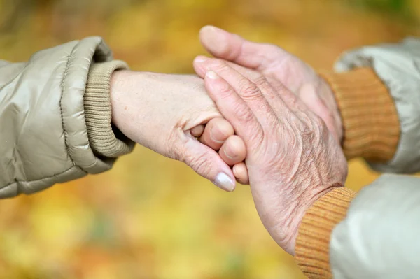 Ouderen paar hand in hand — Stockfoto