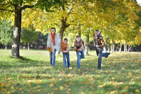 Familjen avkopplande i höst park — Stockfoto