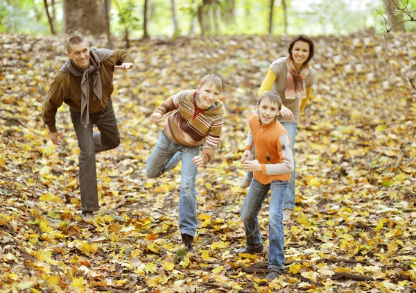 Familia relajante en el parque de otoño —  Fotos de Stock