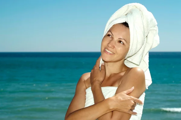 Jonge vrouw in handdoek — Stockfoto