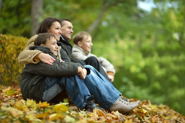 Familjen avkopplande i höst park — Stockfoto