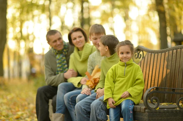 Familjen avkopplande i höst park — Stockfoto