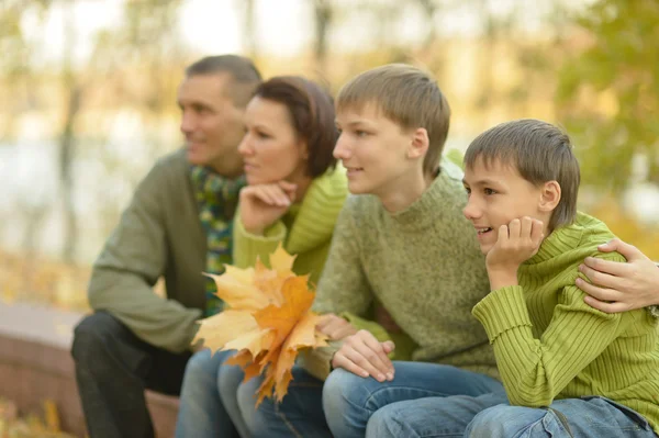 Détente en famille dans le parc d'automne — Photo