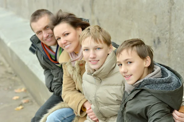 Familie entspannt im Herbstpark — Stockfoto