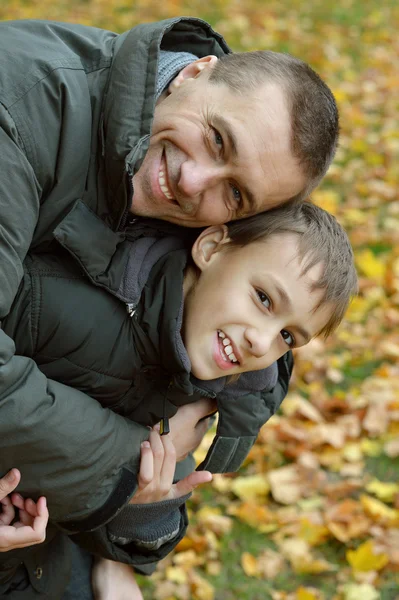 Ayah dan anak di taman — Stok Foto