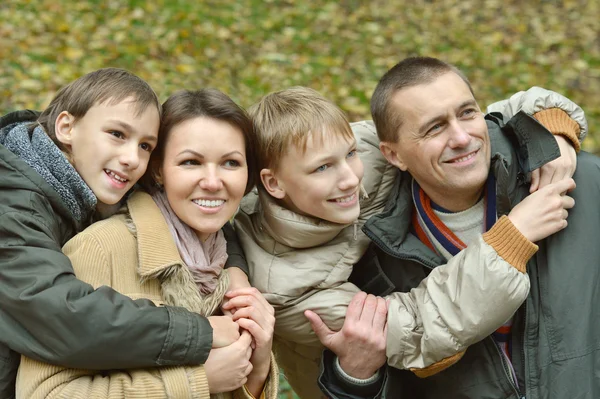 Сім'я відпочиває в осінньому парку — стокове фото