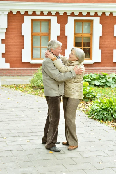 Casal sênior no parque de outono — Fotografia de Stock