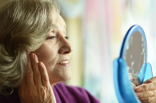 Porträt einer Seniorin — Stockfoto