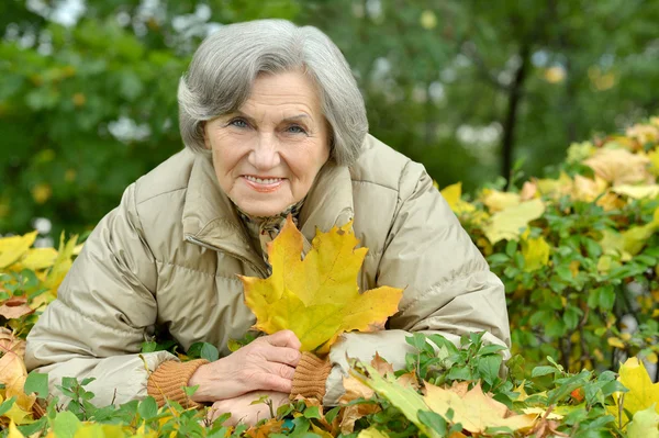 Seniorin im Herbstpark — Stockfoto