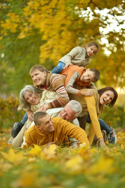 Familia relajante en el parque de otoño — Foto de Stock