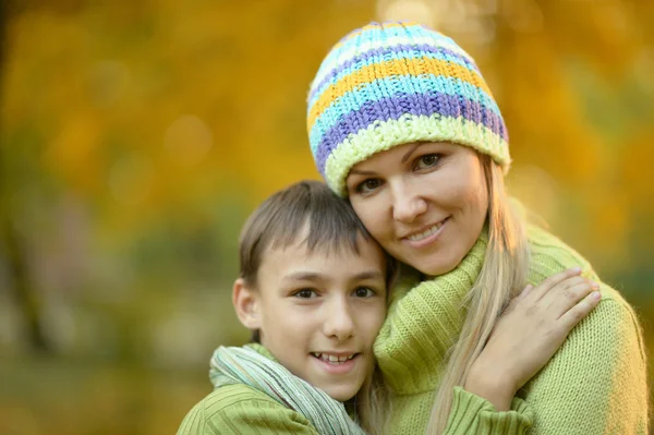 Moeder met jongen in herfst park — Stockfoto