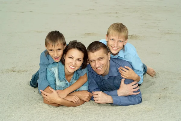 Divertida familia de cuatro — Foto de Stock