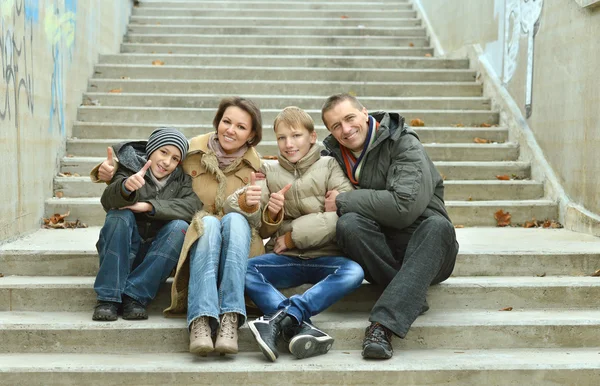 Familie zittend op de trap — Stockfoto
