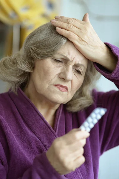 Senior woman with pills — Stock Photo, Image