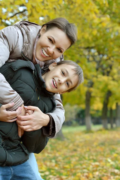 Madre con ragazzo nel parco — Foto Stock