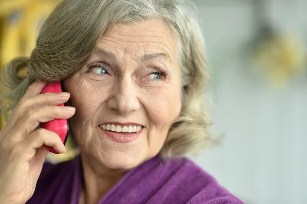 拥有移动电话的老年妇女 — 图库照片