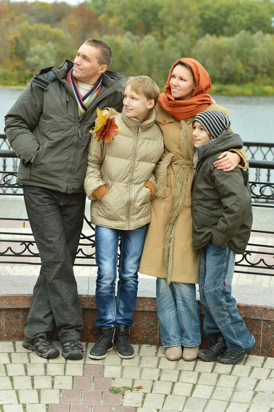 Familie entspannt im Herbstpark — Stockfoto