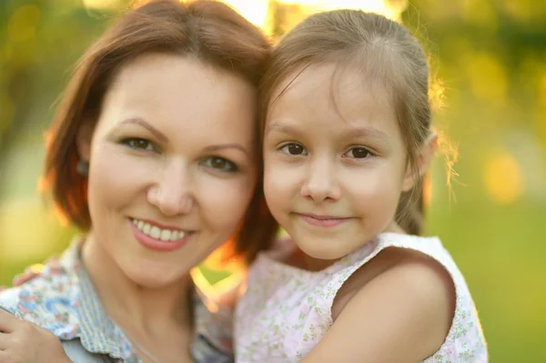 Flicka med mamma i park — Stockfoto