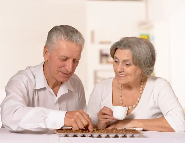 Vieux couple avec chocolat — Photo
