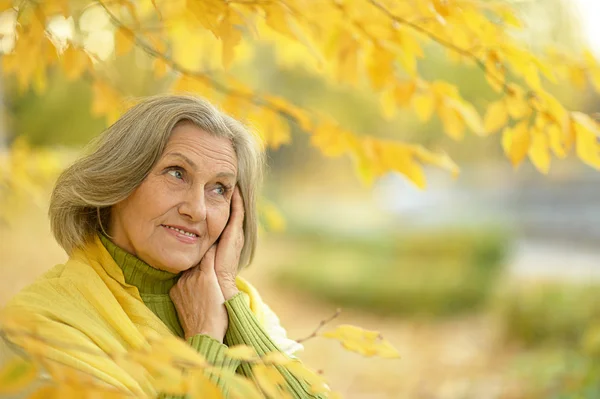 Senior mulher no parque — Fotografia de Stock