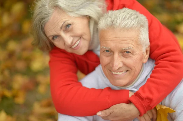 Senior par i höstparken — Stockfoto